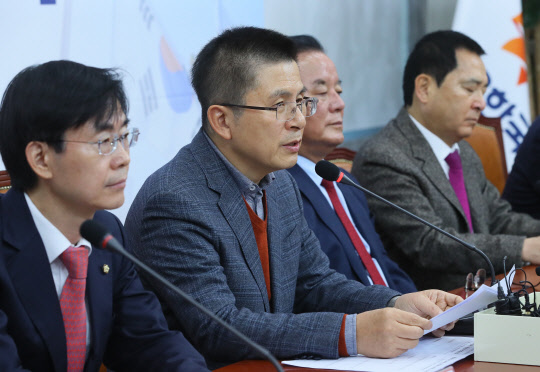 황교안 자유한국당 대표가 20일 국회에서 열린 당대표 및 최고위원-중진의원 연석회의에서 발언하고 있다. 연합뉴스